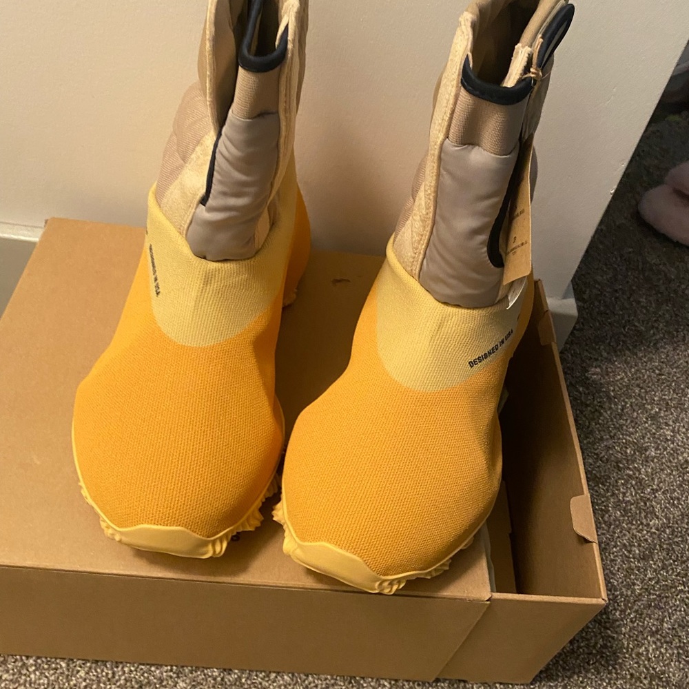 NWT Yeezy Knit Runner Boot